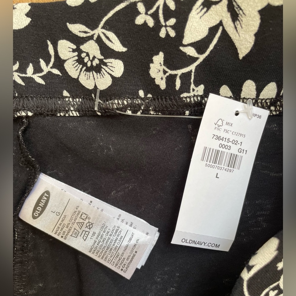 New NWT Old Navy large black white floral leggings - Picture 2 of 5